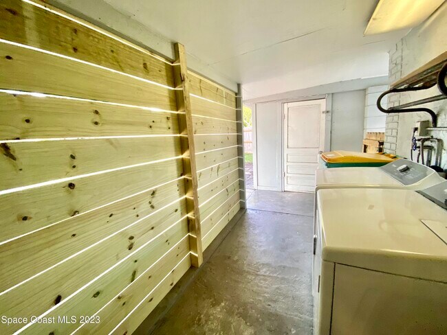 Building Photo - 57 NW Shannon Ave