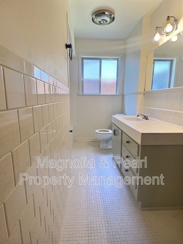 Building Photo - 1305 Robinwood Dr