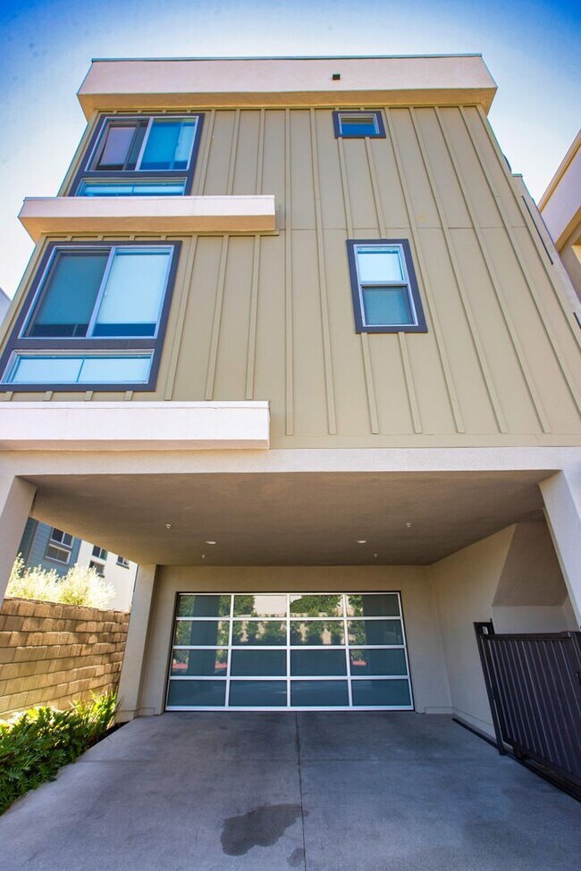 Building Photo - 1625 Hampton Dr