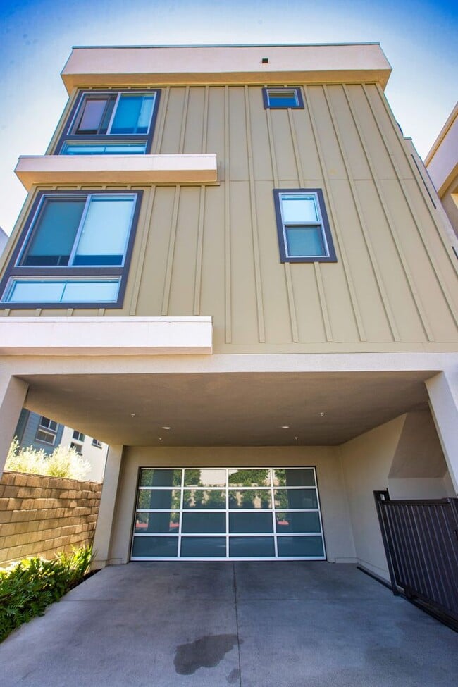 Building Photo - Highly Desired 4 Bedroom Floor Plan in Lig...