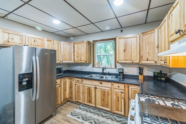 Building Photo - Charming 3BR House in Fostoria