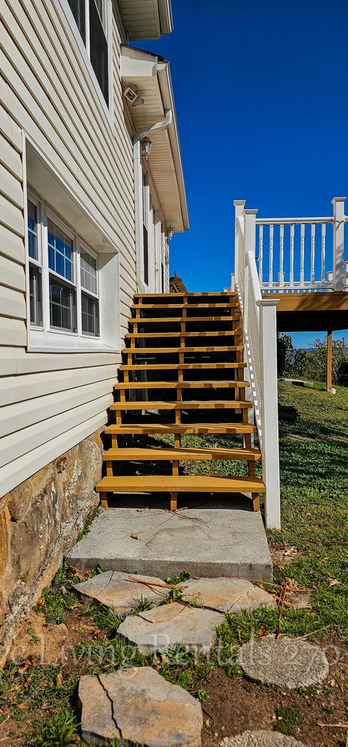 Building Photo - Cozy home with a stunning view!