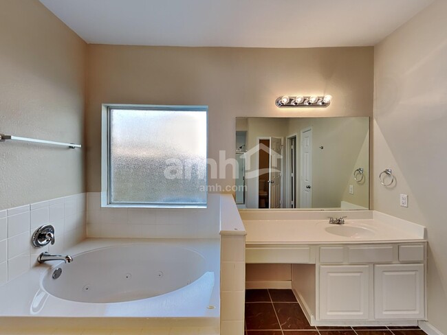 Building Photo - 501 Falcon Lake Dr