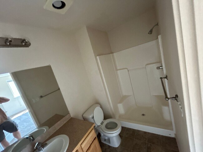 Building Photo - 2236 SW Reindeer Ave