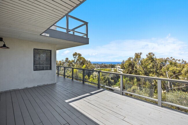 Building Photo - Luxury Living with endless Ocean Views