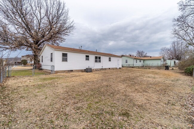 Building Photo - Pleasant Living: 3 Bed, 1 Bath Home in For...