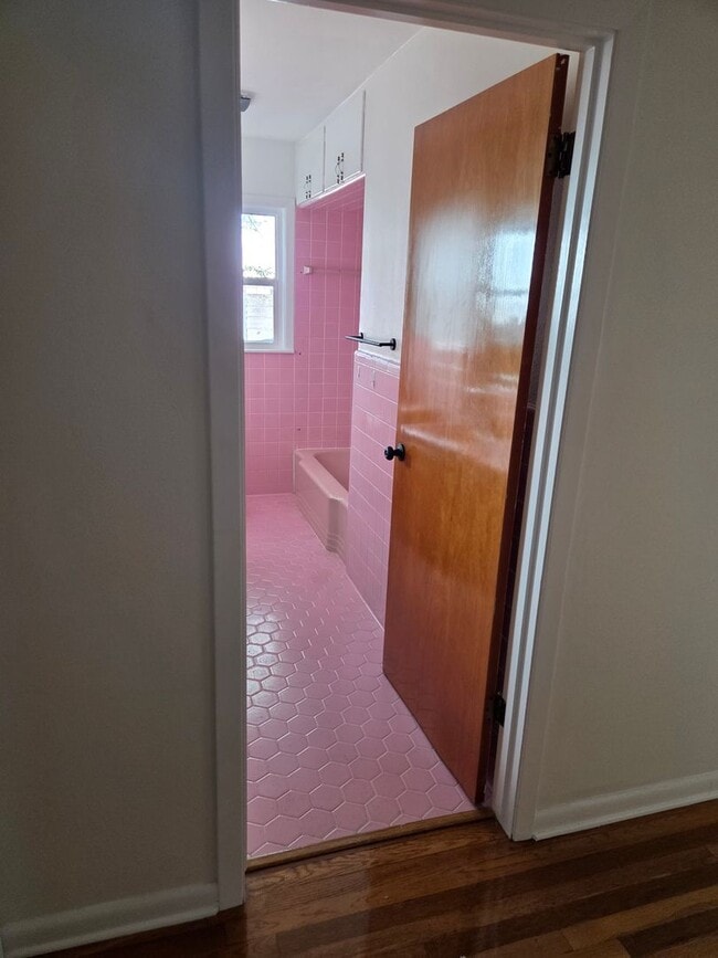 Building Photo - Travis Heights