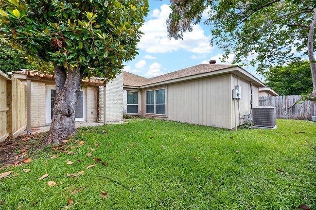 Building Photo - 11103 Bellerive Dr