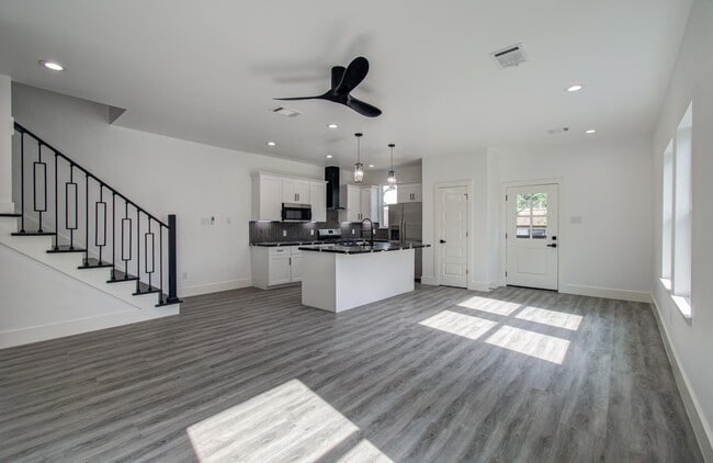 Building Photo - 6531 Rosemary Ln