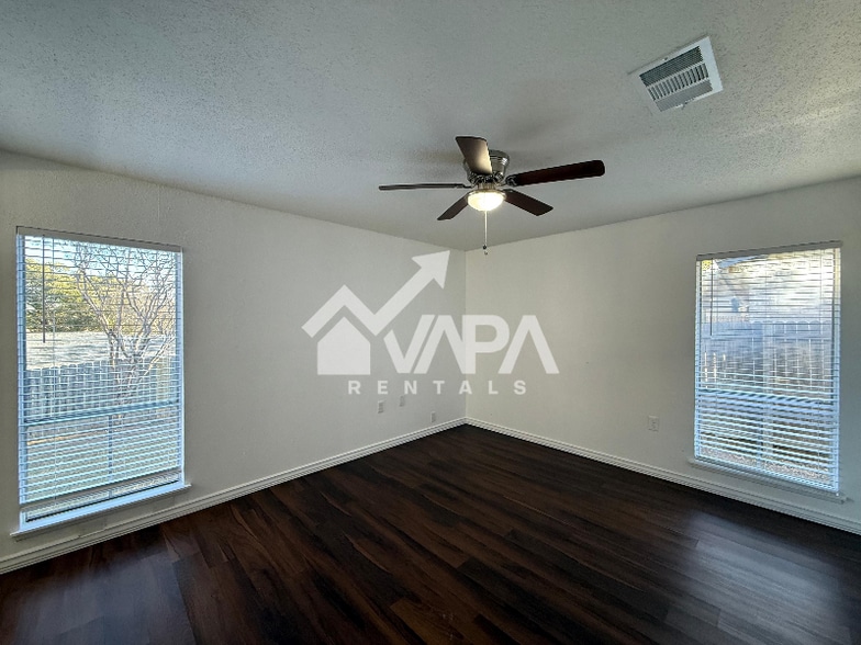 Building Photo - 5835 Freemans Farm St