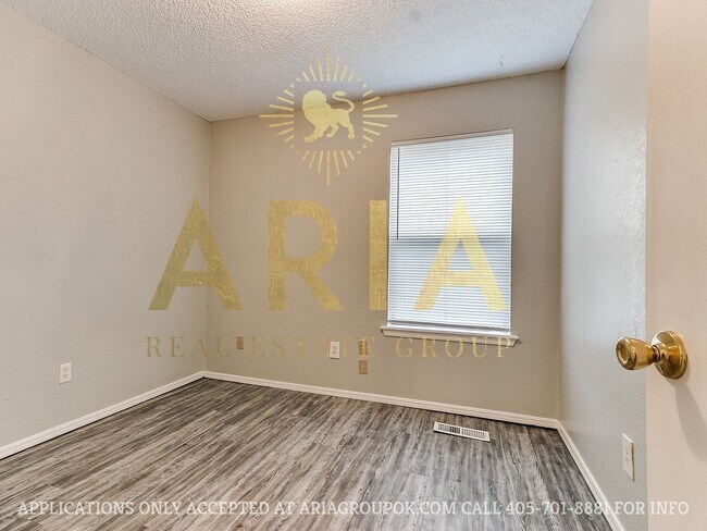 Building Photo - 3 Bed/1.5 Bath Duplex in West Norman! AVAI...