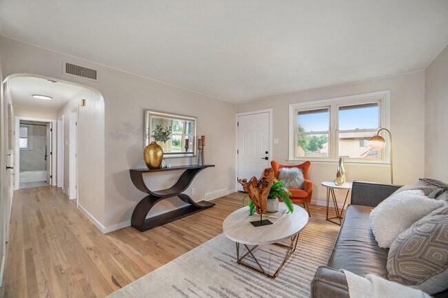 Building Photo - 720 W Washington St