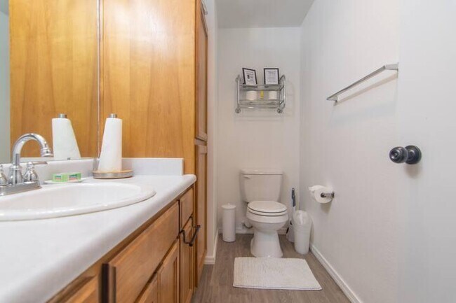 Building Photo - 565 Primrose Dr