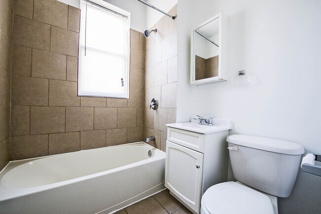 Building Photo - 7055 S St Lawrence Ave Chicago, IL 60637