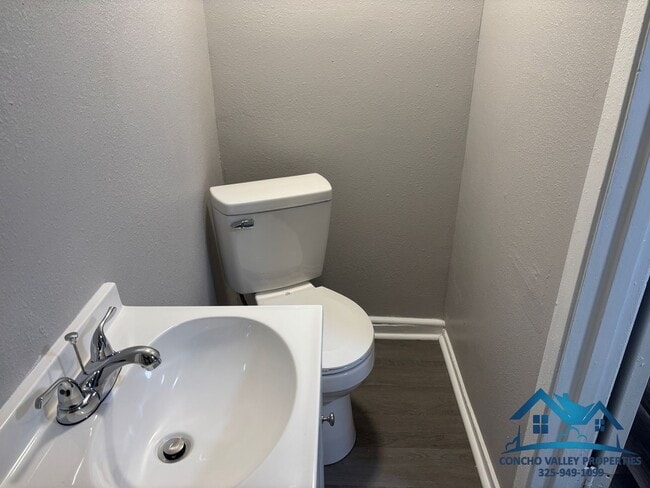 Building Photo - For Rent - 1 Bed/ 1 Bath Garage Apt - 1418 1/2 S Van Buren