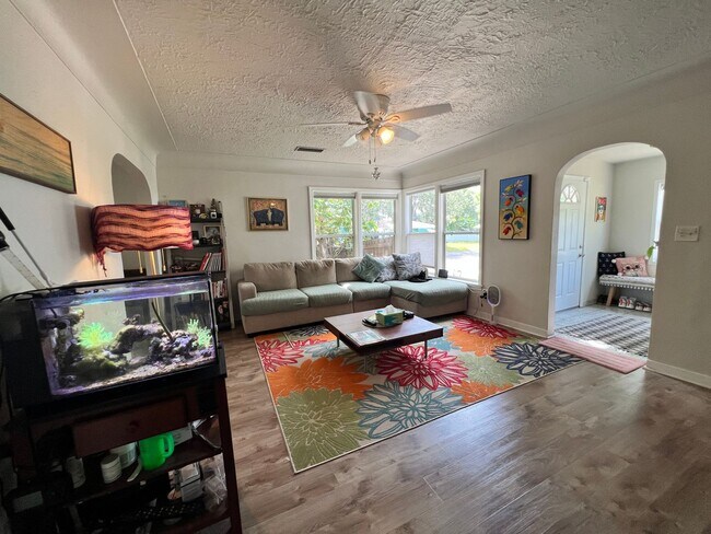 Building Photo - Gulfport charm 3/1 1 car garage