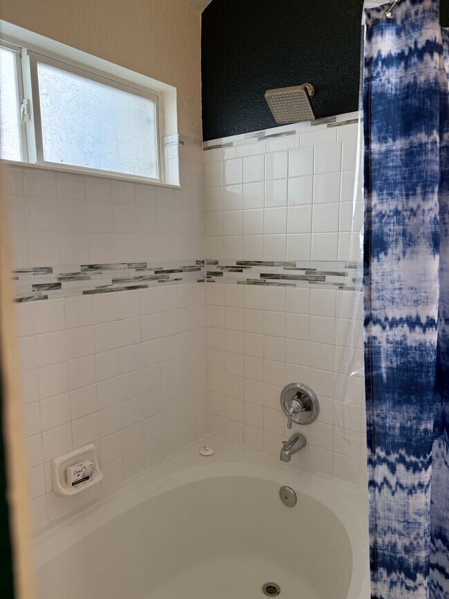 Building Photo - Move in Special- Beautiful Furnished 3 Bedroom/2.5 Bathroom Single Family Home with Flexible Leas...