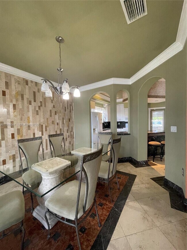 Building Photo - 232 SW 7th Ave