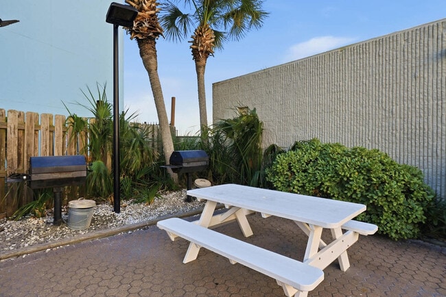 Building Photo - 8817 S Thomas Dr