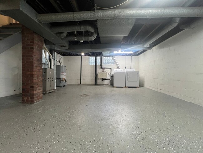Building Photo - Updated 2BR house with off street parking!