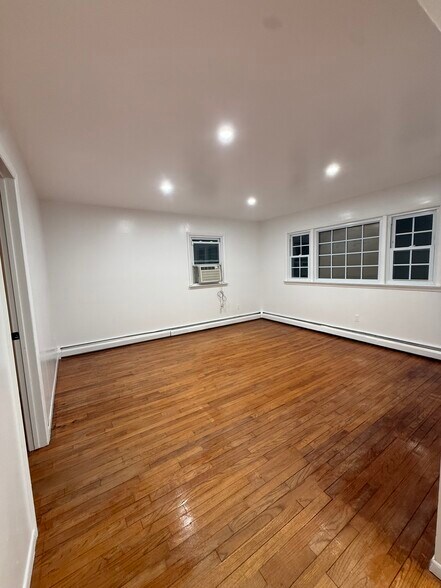 Building Photo - 7 Charles St