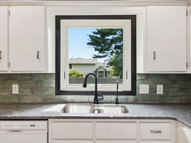 Building Photo - 15665 Fountain Hills Dr