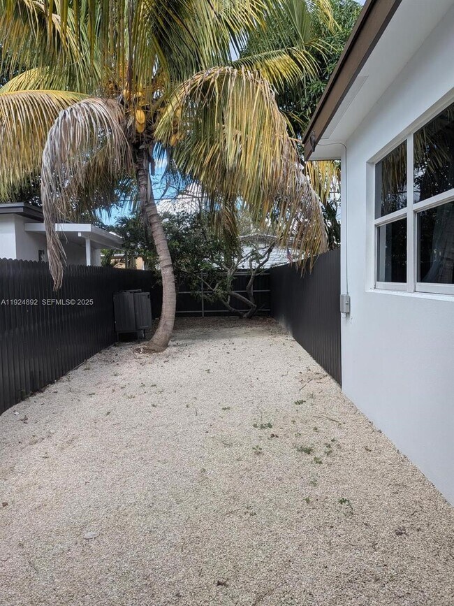 Building Photo - 911 Sharar Ave