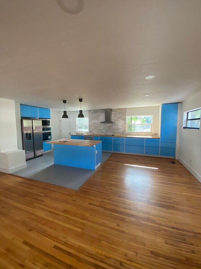 Building Photo - Fully renovated with new appliances, 5 bed...
