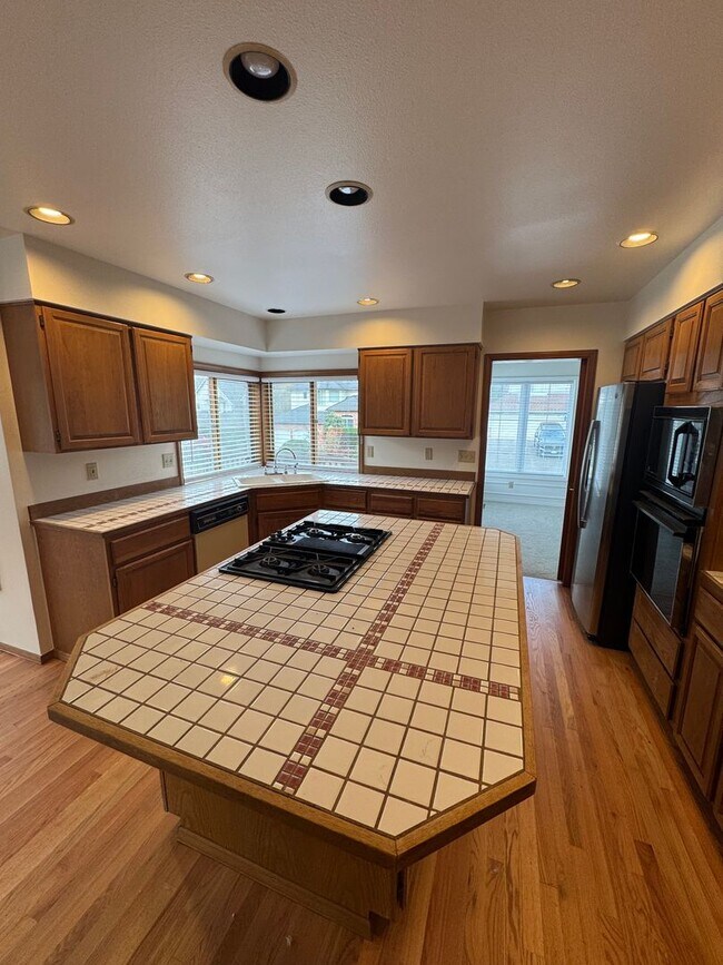 Building Photo - Gorgeous 3 Bedroom • 2.5 Bath Home Recentl...