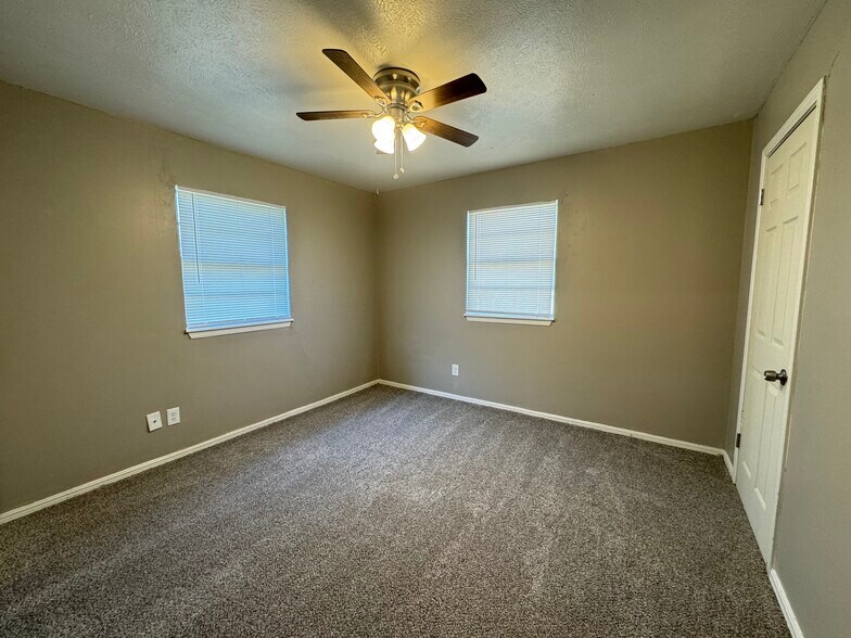 Building Photo - 9111 N Walker Ave