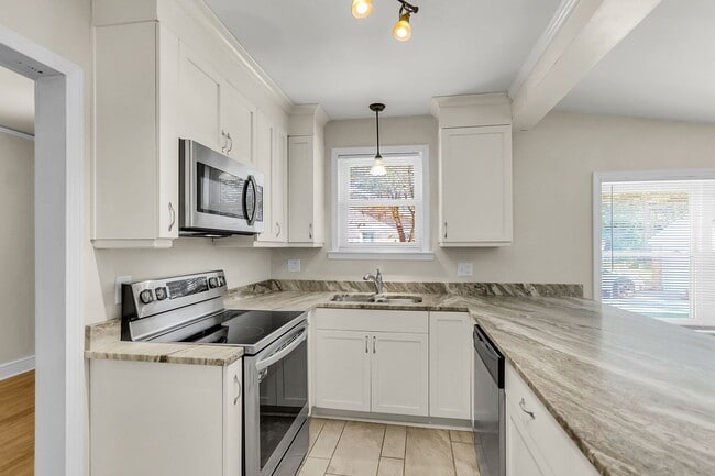 Building Photo - 3 Bed 2 Bath Home Located in Highland Park...