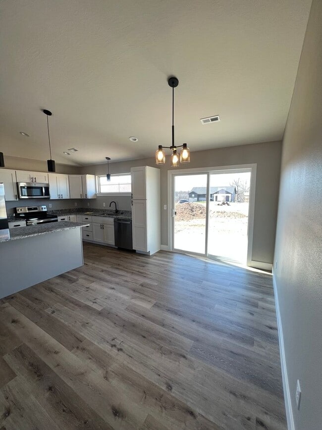 Building Photo - Charming 3 Bedroom house in Summit Pass