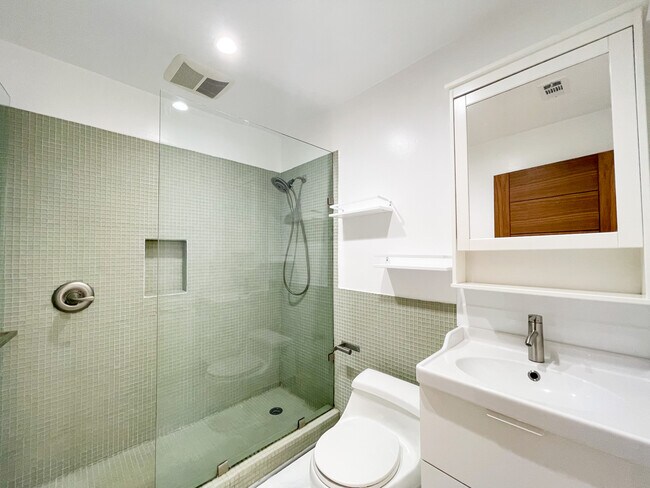 Building Photo - 958 Camulos St