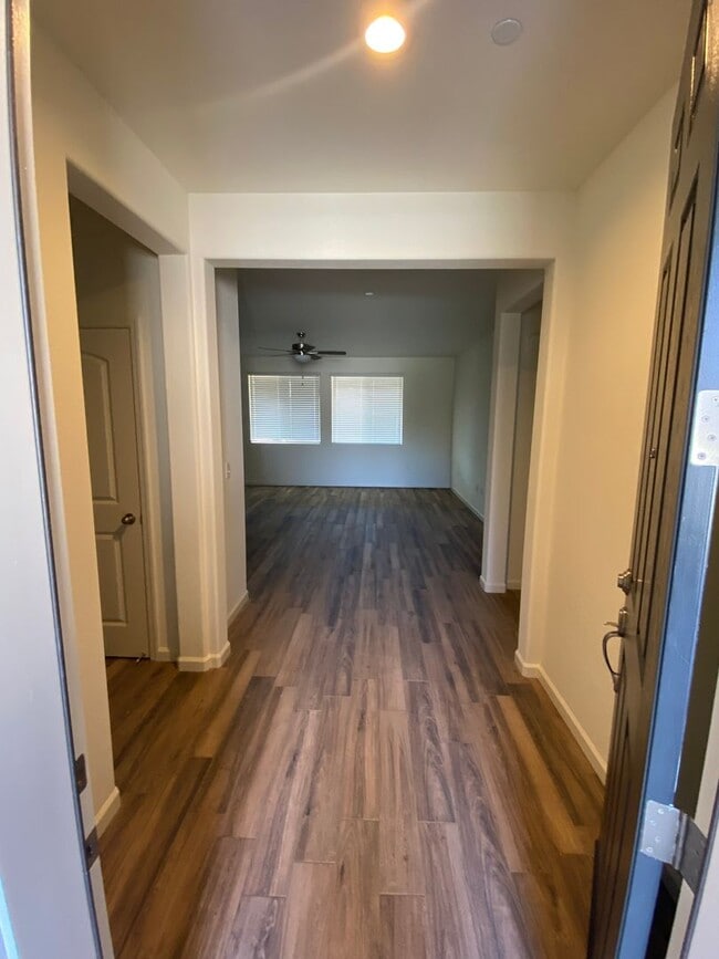 Building Photo - Gorgeous NEWER home between Tulare and Vis...