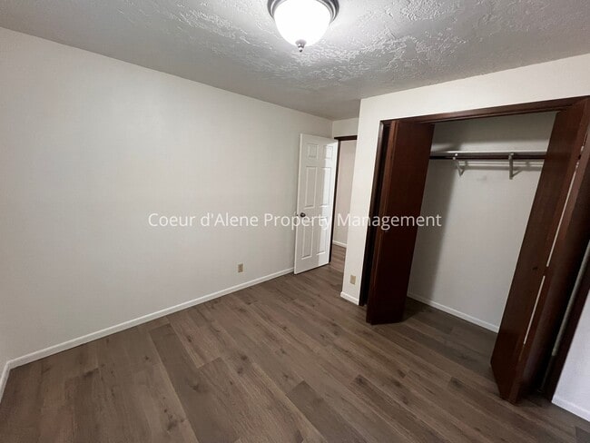 Building Photo - 1120 N 6th St