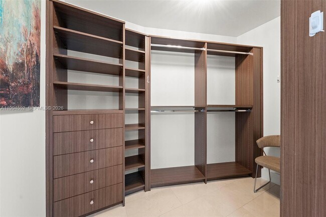 Building Photo - 2020 N Bayshore Dr