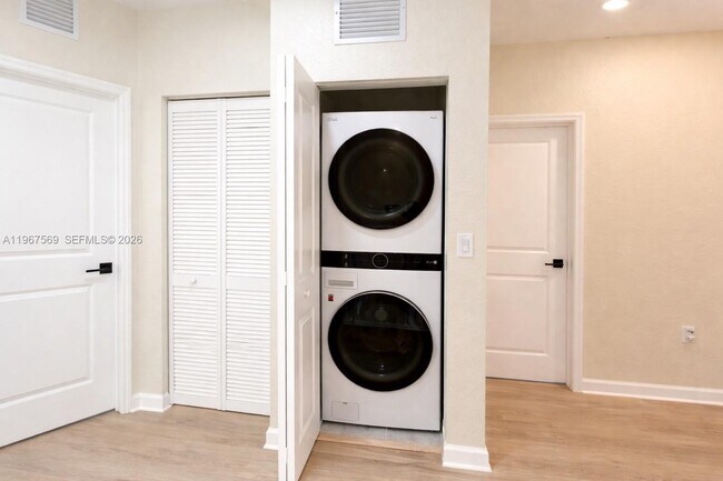 Building Photo - 323 NE 208th Terrace