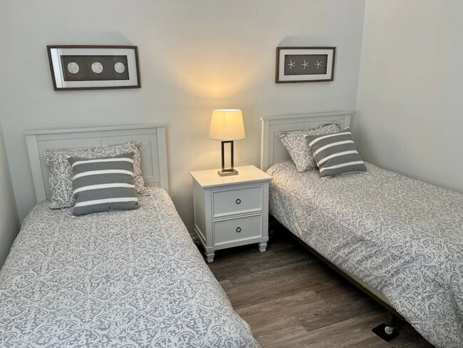 Building Photo - Renovated Home - Sleeps 6 - Winter Rental Only