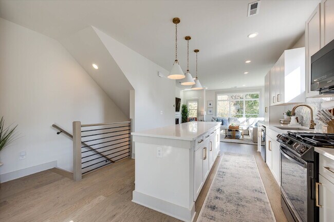 Building Photo - Luxury Living with amazing views!