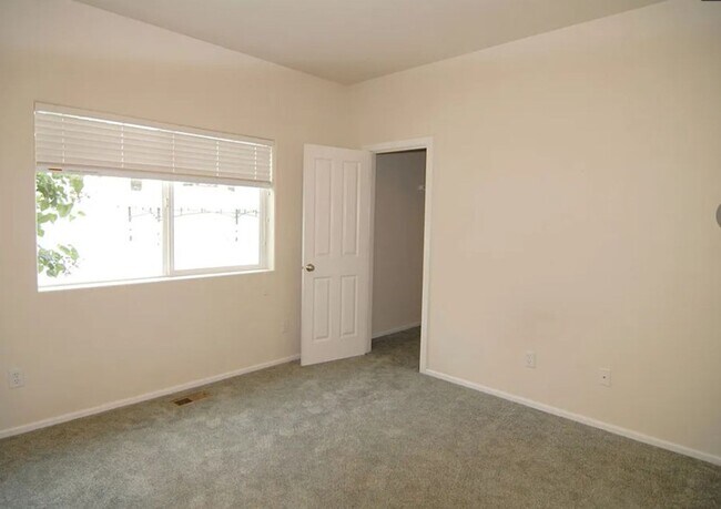 Building Photo - 3 Bedroom Home in North Albany!