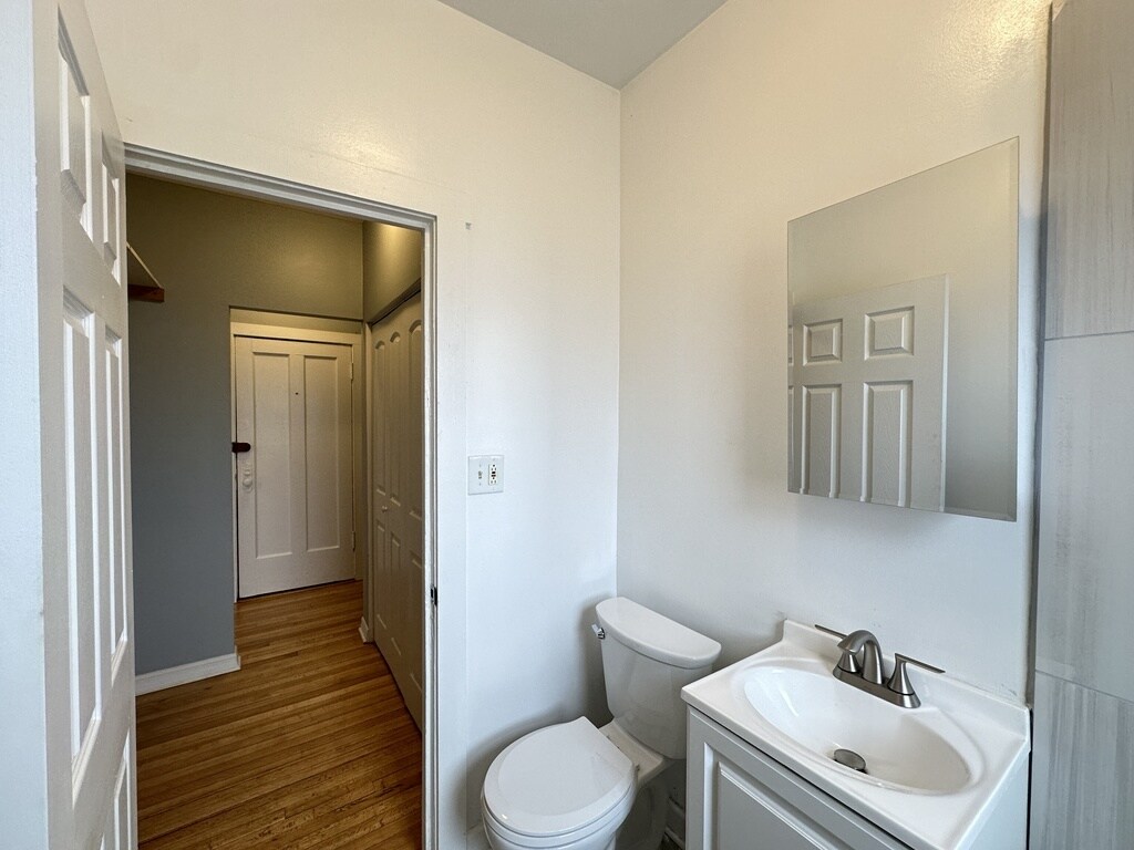Building Photo - 1319 W Estes Ave