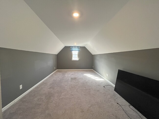 Building Photo - 1/2 off one month special!!!  Call for det...