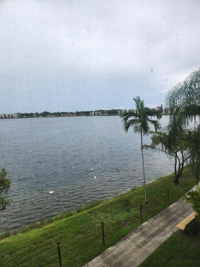 Building Photo - 114 Lake Emerald Dr