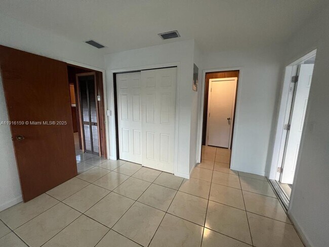 Building Photo - 206 SE 10th St