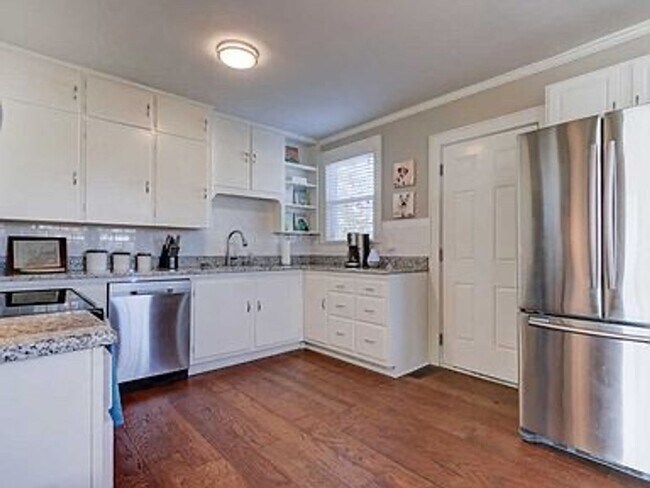 Building Photo - South Knox 3BR/2BA - TWO kitchens; great for roommates