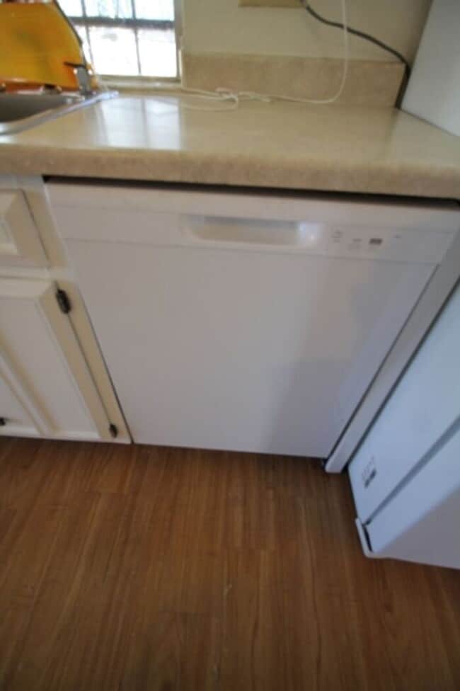 Building Photo - Spacious 4bd/2ba Featuring Central A/C and Large Private Yard