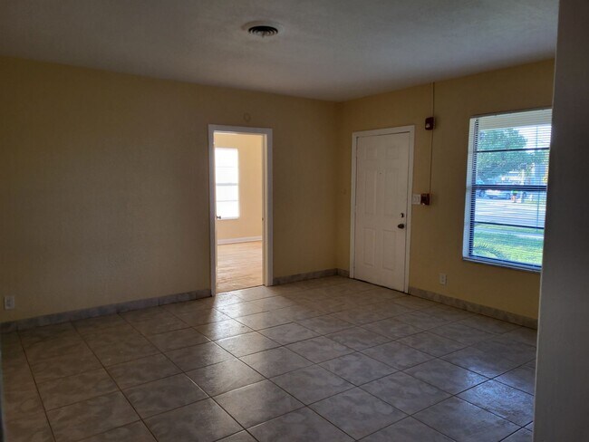 Building Photo - Renovated 4/2.5 Home with garage and large private backyard