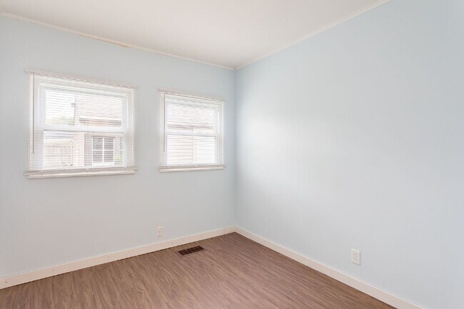 Building Photo - 402 E Chippewa Ave
