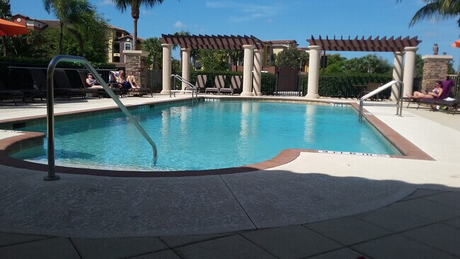 Building Photo - **2 + Den Condo - 1 Car garage - Fully Furnished - Short Term Lease (5.11 - 11.30) **