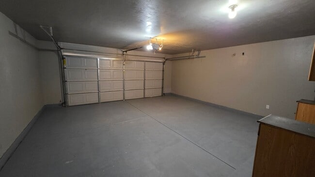 Building Photo - Beautiful Renovated  4 Bed 2 Bath HOME!